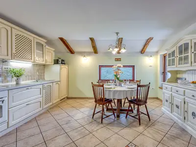 Küche und Essbereich