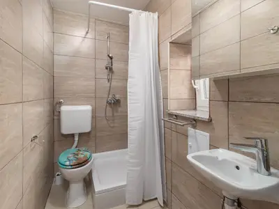 Badezimmer mit Dusche