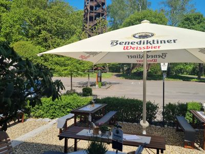 Biergarten mit Turmblick