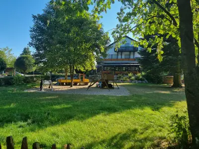 Garten mit Spielplatz