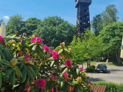 Biergarten mit Turmblick