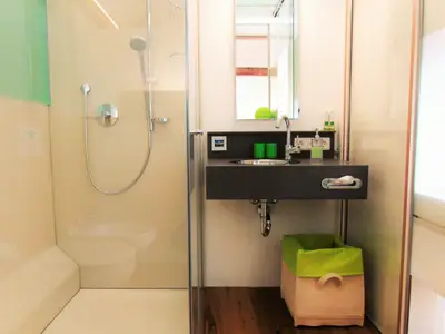 Raum-im-Raum-Bad, gläserne Leichtigkeit ohne Durchblick um Dich herum