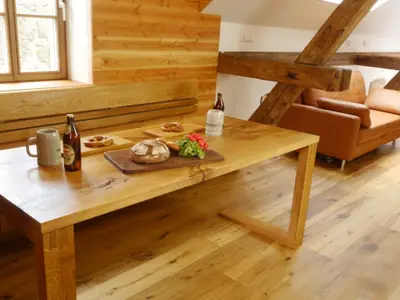 Ab auf die lange Bank. Brotzeit! Und ein schönes Bier dazu.