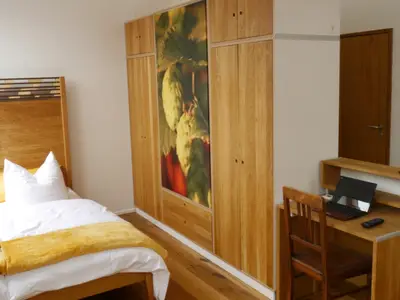 Naturholz, Schreinerarbeiten, überall. Was sonst...