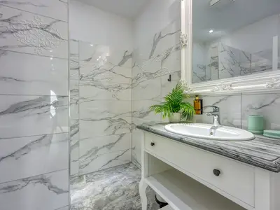 Badezimmer mit Dusche