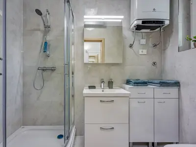 Badezimmer mit Dusche