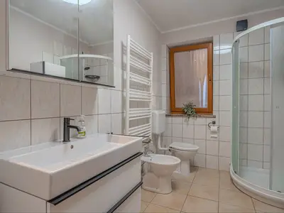 Badezimmer mit Dusche