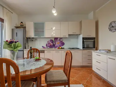 Küche und Essbereich