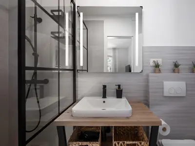 Badezimmer mit Dusche