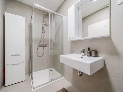 Badezimmer mit Dusche