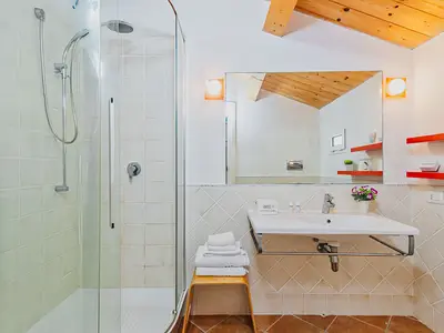 Badezimmer mit Dusche