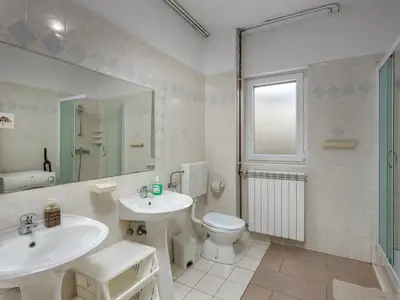 Badezimmer mit Dusche