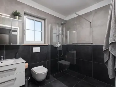 Badezimmer mit Dusche