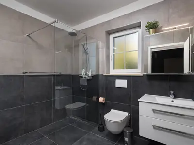 Badezimmer mit Dusche