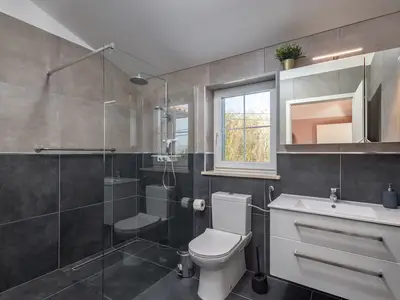 Badezimmer mit Dusche