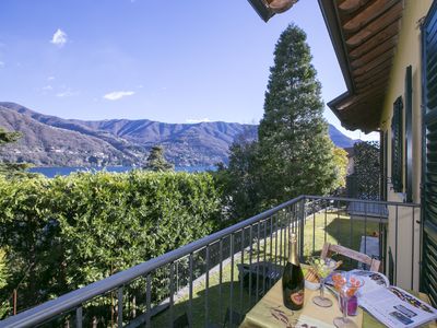 Ausblick auf den See von dem Balkon beim Wohnbereich