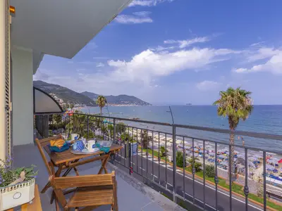 Balkon mit Meerblick, Tisch und Stühlen