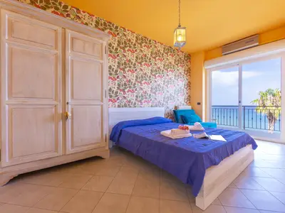 Gemütliches Doppelzimmer mit Kleiderschrank und Meerblick