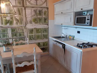 Küche mit Geschirrspüler, Esstisch und Stuhl für Babys