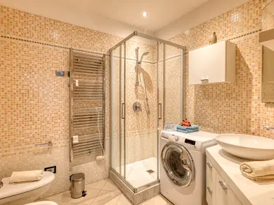 Badezimmer mit Dusche