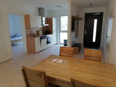 Esstisch und Küchenzeile