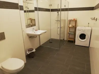 Dusche, WC (barrierefrei) und Waschmaschine