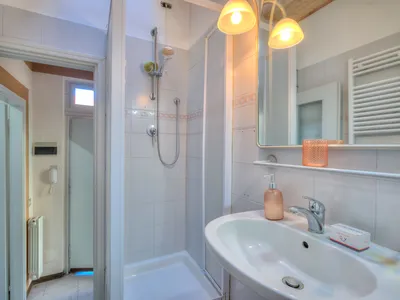 Badezimmer mit Dusche