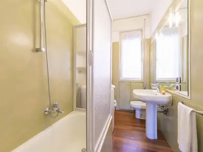 Badezimmer mit Dusche