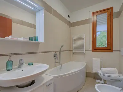 Badezimmer mit Badewanne