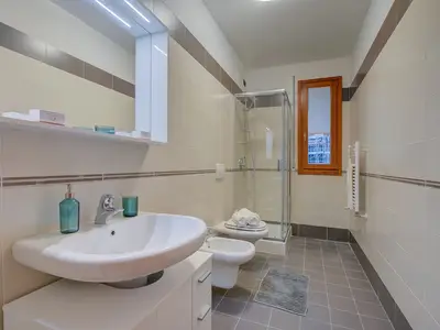 Badezimmer mit Dusche