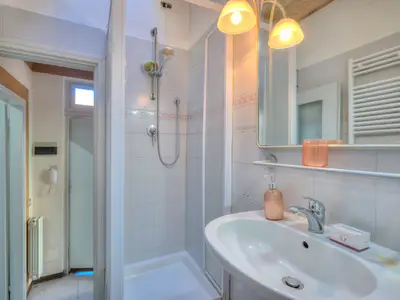 Badezimmer mit Dusche