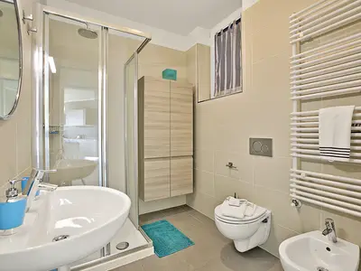 Badezimmer mit Dusche