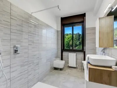 Badezimmer mit Dusche