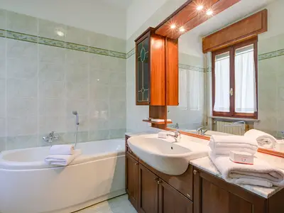 Badezimmer mit Badewanne