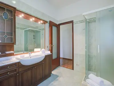 Badezimmer mit Dusche