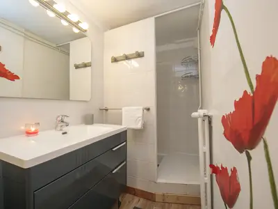 Modernes Badezimmer mit Dusche