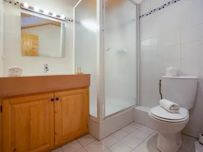 Zweites Badezimmer mit Dusche