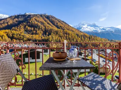 Balkon mit Couchtisch