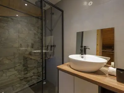 Zweites Badezimmer mit großer Steindusche
