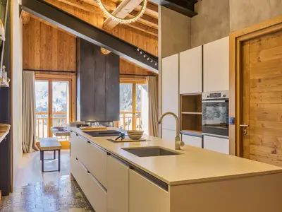 Moderne, voll ausgestattete Küche