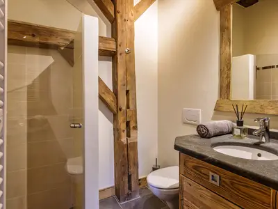 Eigenes Duschbad und WC im Hauptschlafzimmer