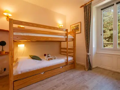 Schlafzimmer mit Hochbett und Pull out Einzelbett