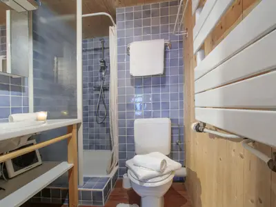 Zweites Badezimmer mit Dusche und WC