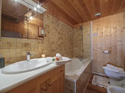 Badezimmer mit Badewanne