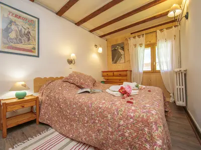 Schlafzimmer mit Doppelbett 1