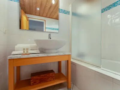 Erstes Badezimmer mit Badewanne