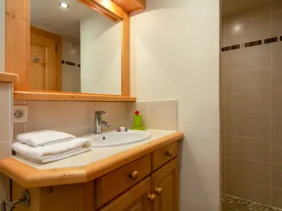 Badezimmer mit Dusche