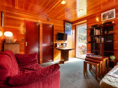 Gemütlicher Wohnraum mit bequemen Sofas