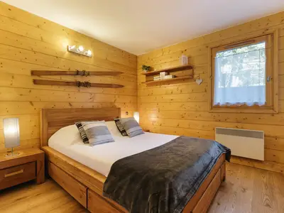 Schlafzimmer mit Doppelbett