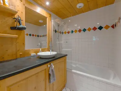 Badezimmer mit Badewanne